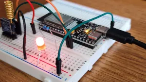 Proyectos de chip de temporizador 555 con manos para estudiantes de electrónica