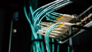 Como as empresas se beneficiam dos bancos capacitores em redes elétricas