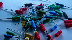 Cómo utilizar el código de color de la resistencia 47k para un ensamblaje electrónico confiable