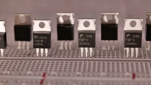 4 transistores que potencian la versatilidad en la electrónica contemporánea