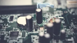 Entendendo a polaridade do capacitor e as principais diferenças