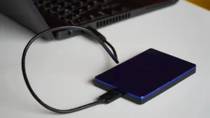 USBポートを備えたUPSがホームオフィスを保護する方法